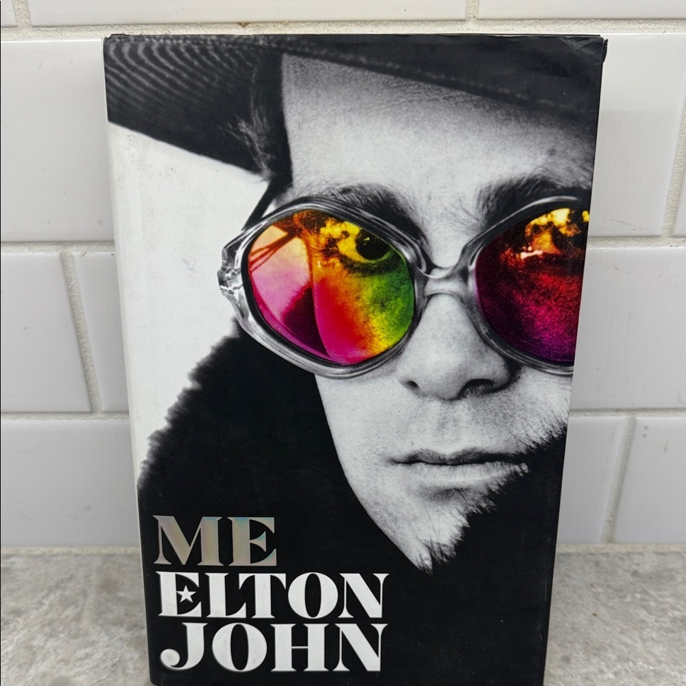 Elton John Autobiography « Me Elton » Hardcover Book. Like new!